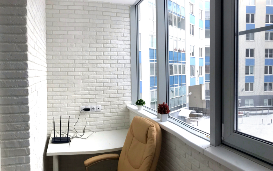 Отделка балкона кирпичиками