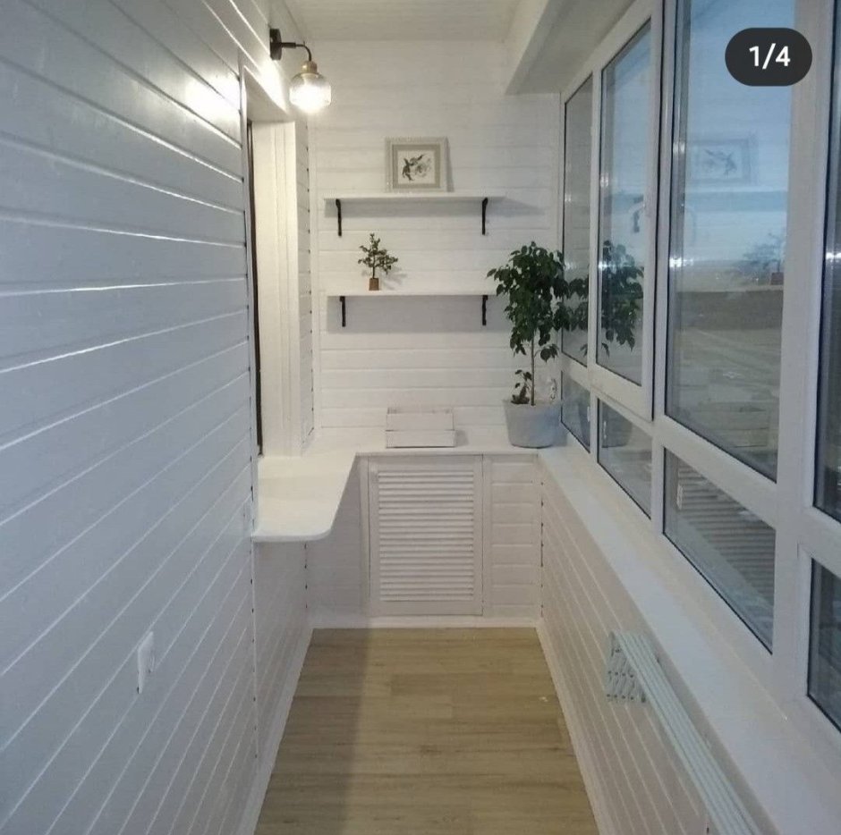 Белая вагонка на балконе