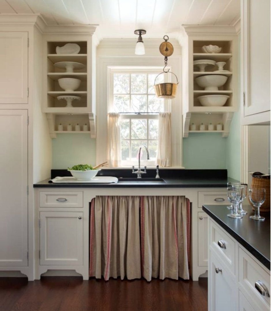 Полка с занавесками