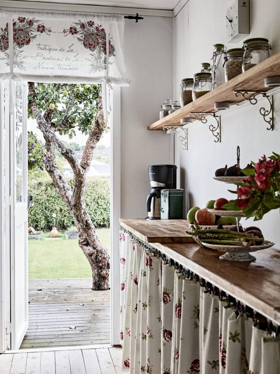 Кухонные шкафы с занавесками