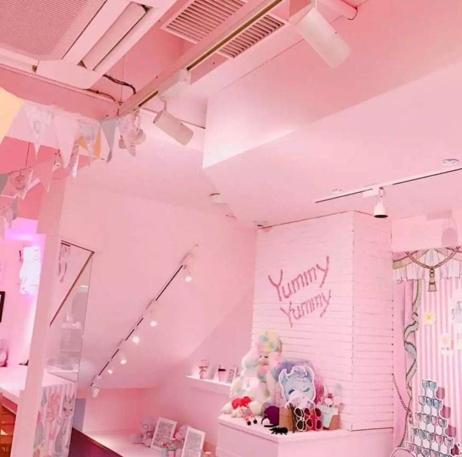 Комната с розовым диваном