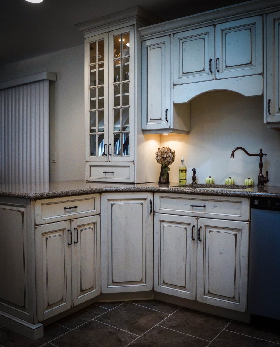 Белая состаренная кухня