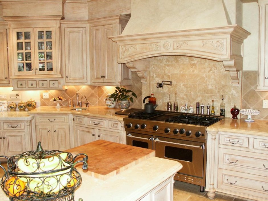 Кухня в старинном стиле белая