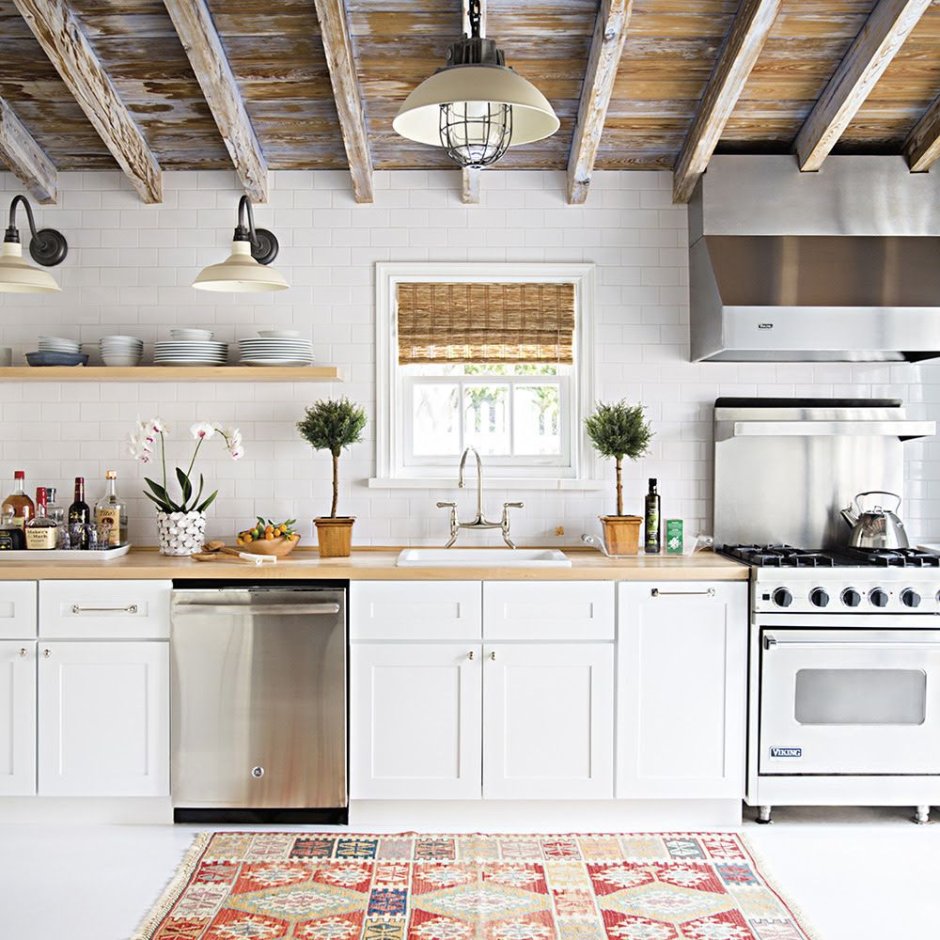 Кухня в деревянном доме в стиле Скандинавский Прованс