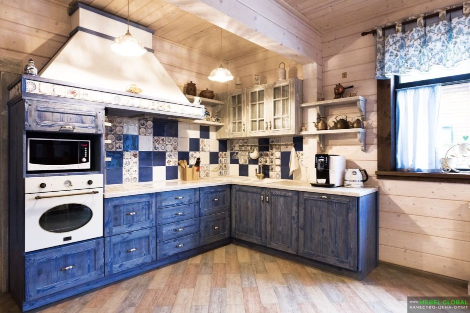 Синяя кухня из дерева