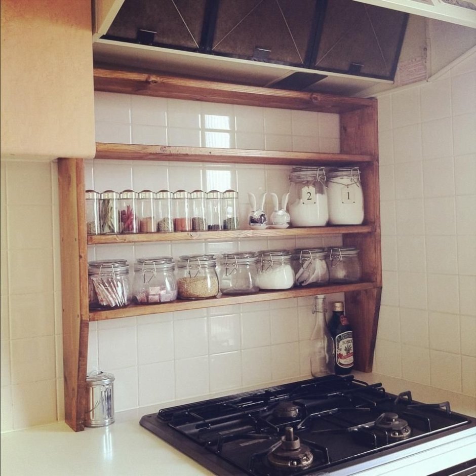 Открытые полки на кухне над плитой