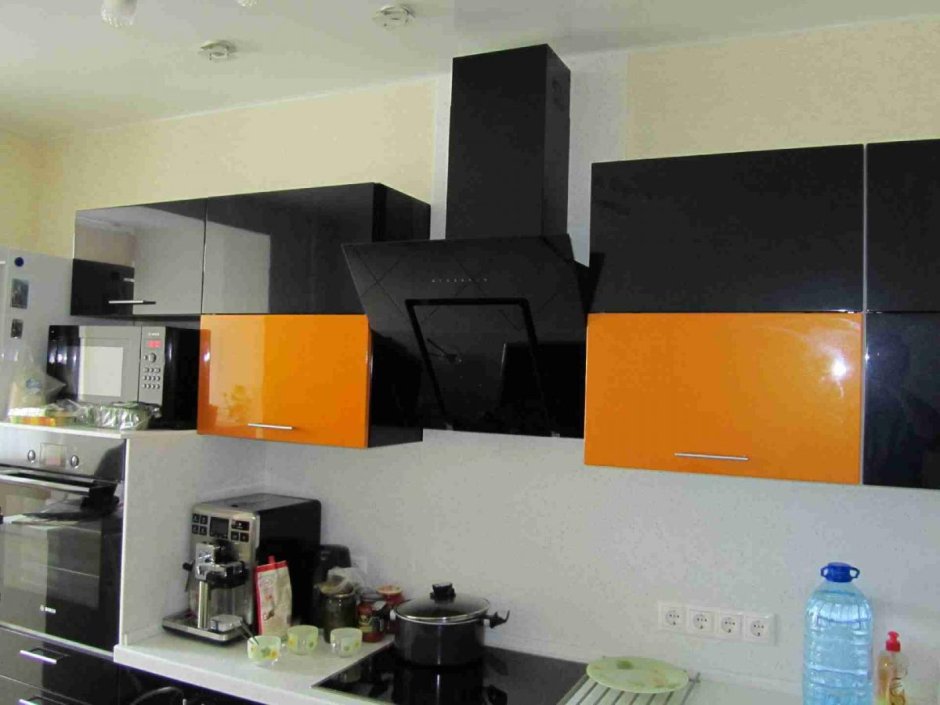 Кухня с наклонной вытяжкой