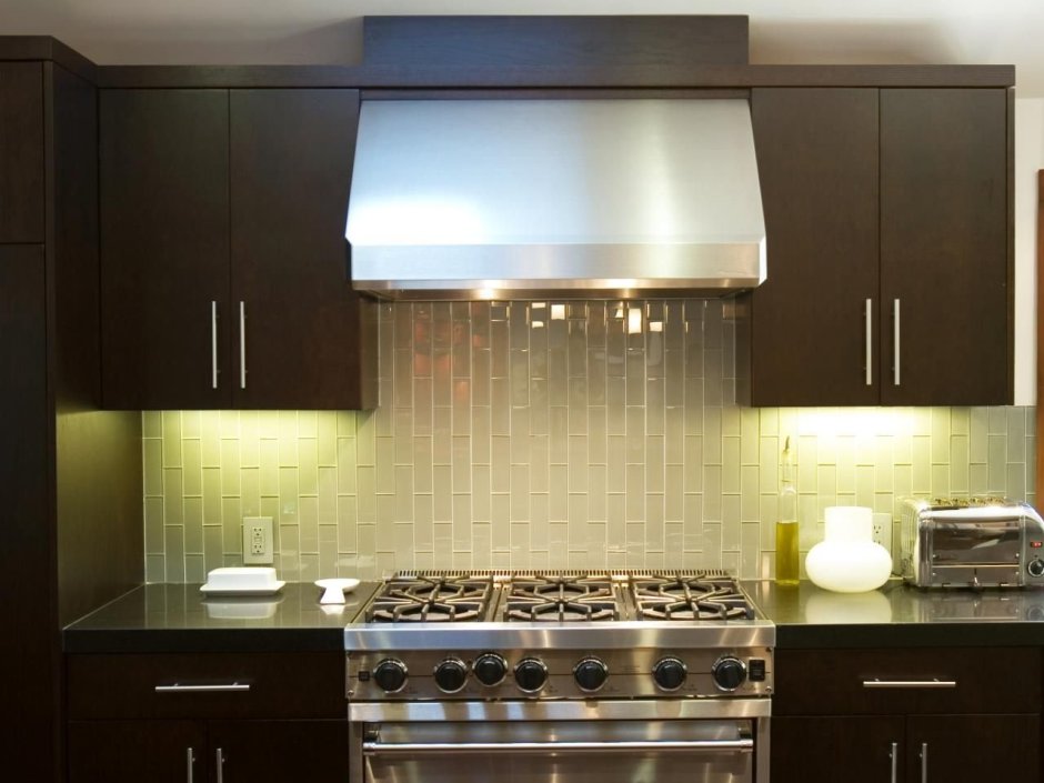 Кухонный фартук и вытяжка