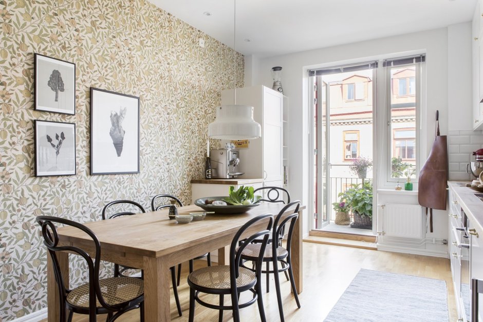 Цветочные обои на кухне