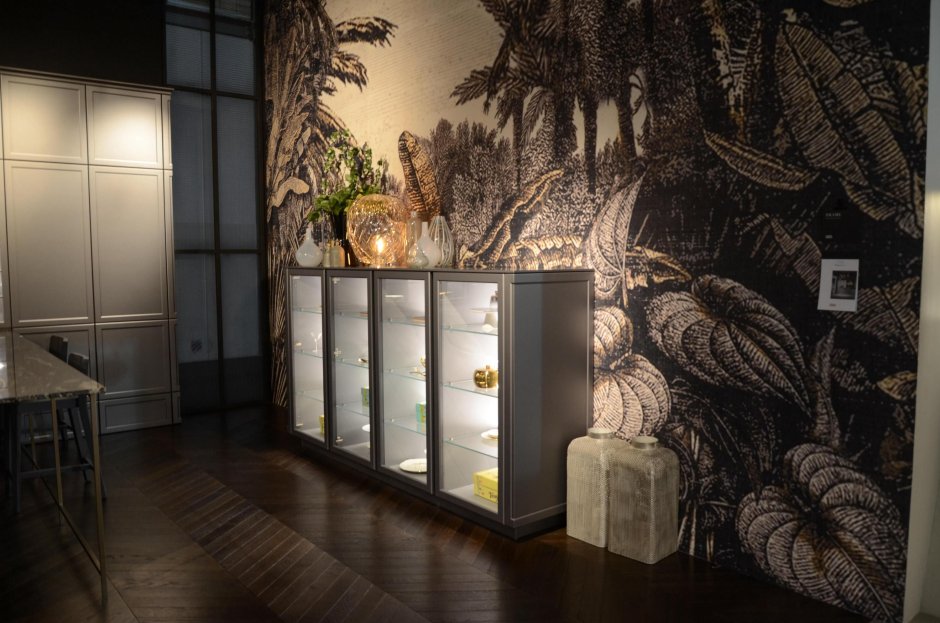 Витрина на кухне с подсветкой