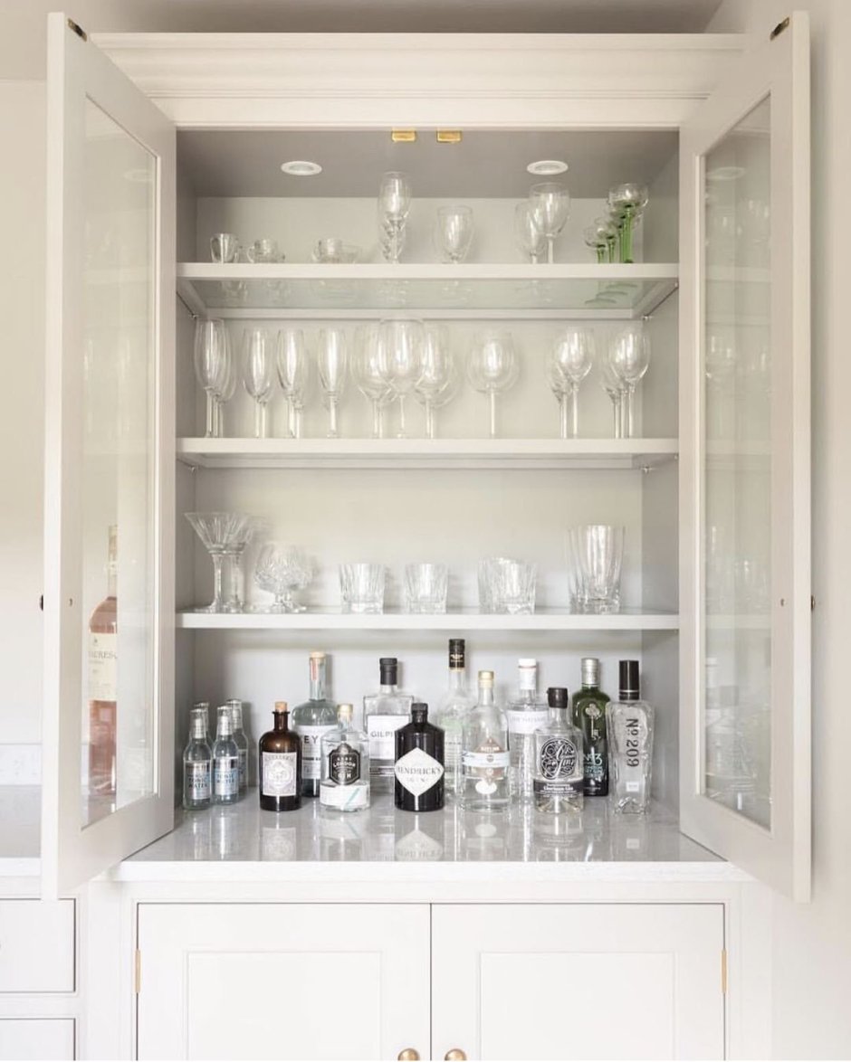 Шкаф для бокалов на кухне стеклянный