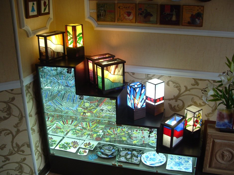 Деревянная витрина с подсветкой