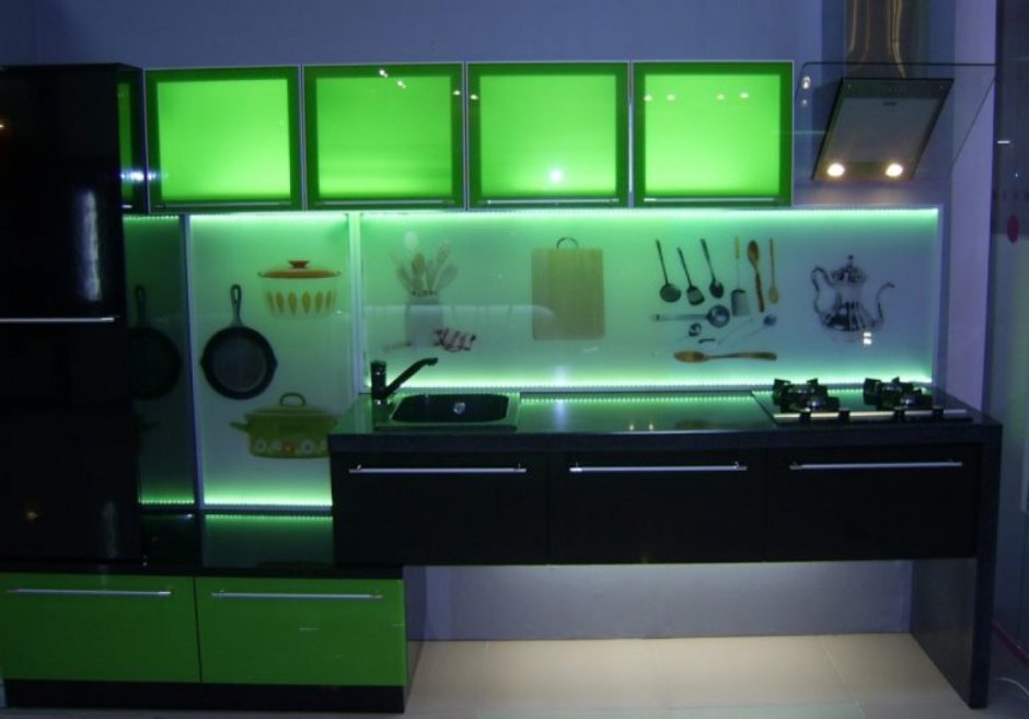 Кухня с стеклянными фасадами с подсветкой