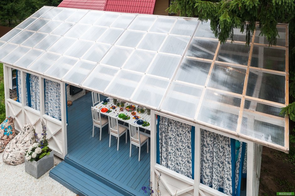 Веранда с прозрачной крышей