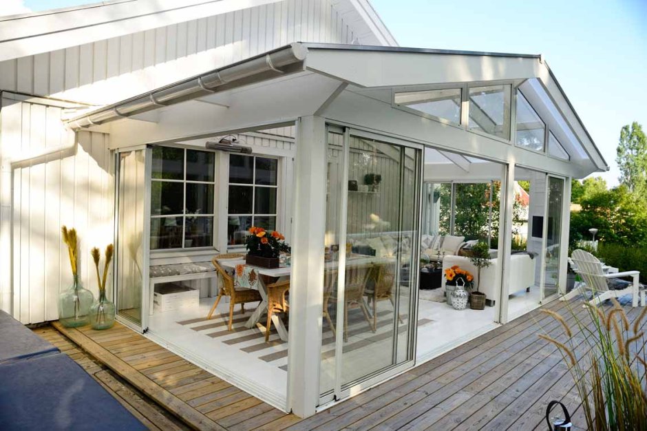 Веранда стеклянная наполовину