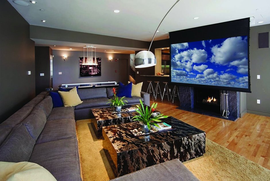 Комната с большим телевизором