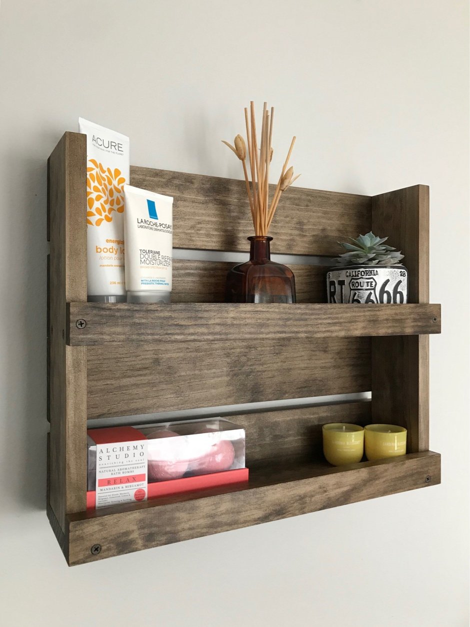 Настенные деревянные полки в ванной