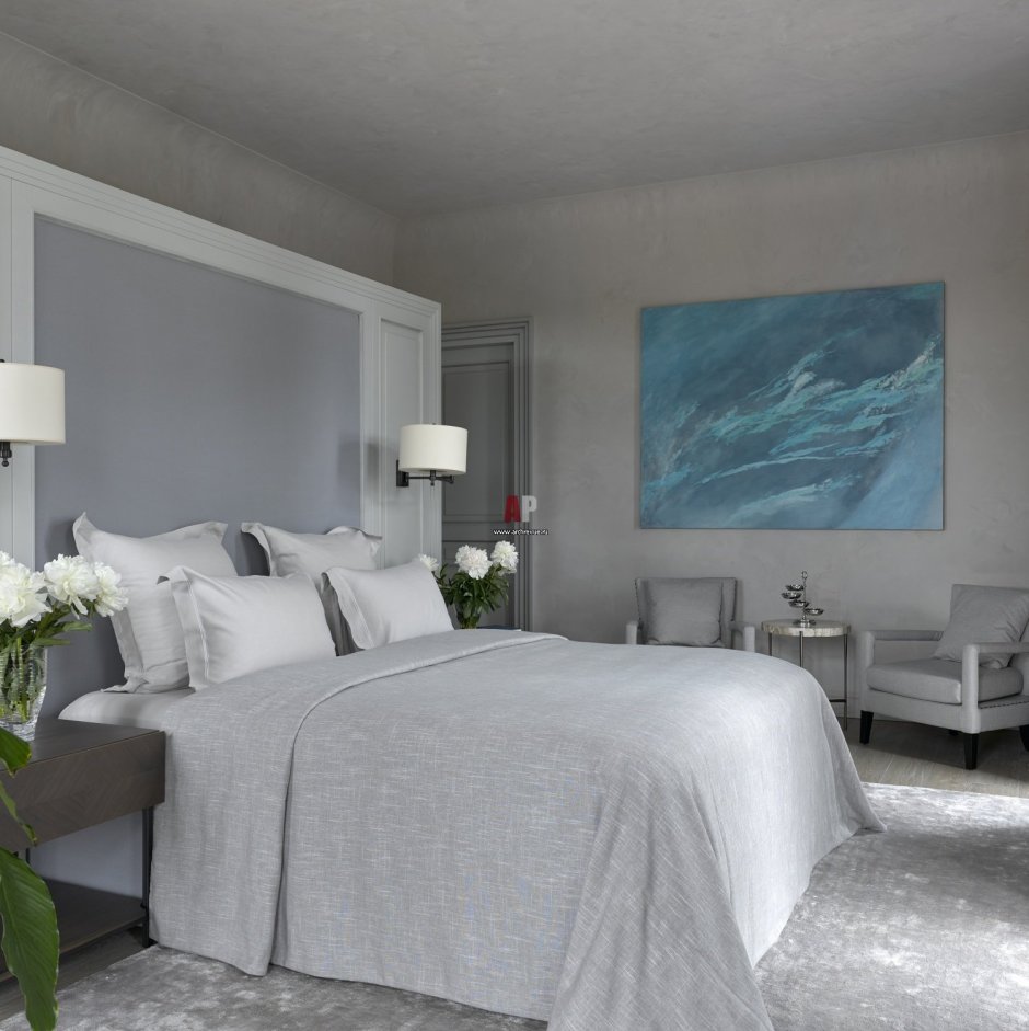 Серая штукатурка в спальне