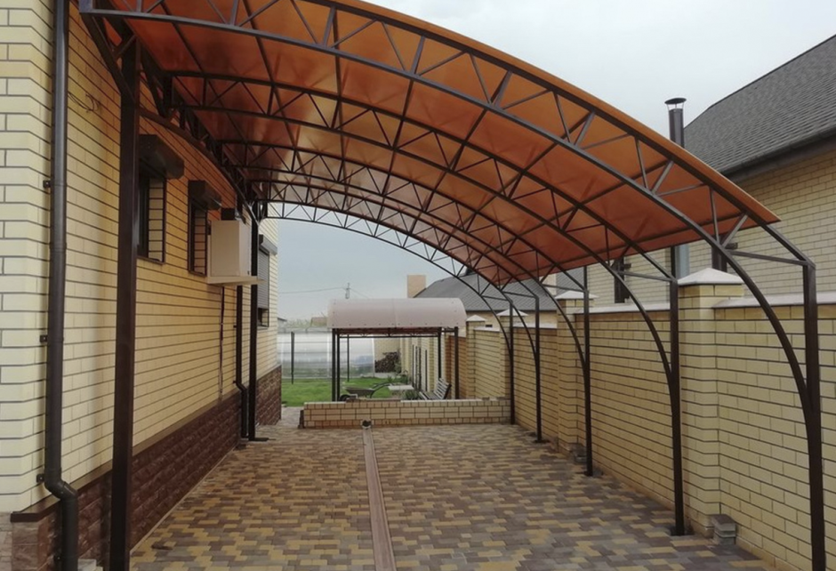 Навес у забора