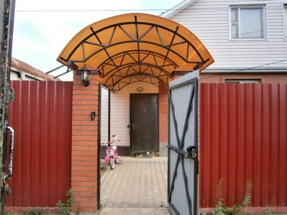 Козырёк над калиткой из поликарбоната