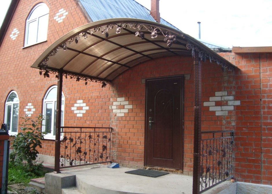 Навес над крыльцом из поликарбоната