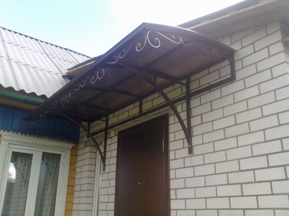 Навес над крыльцом из металлочерепицы