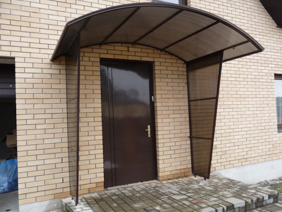 Навес над входной дверью