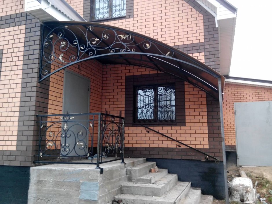 Угловой навес над крыльцом частного дома