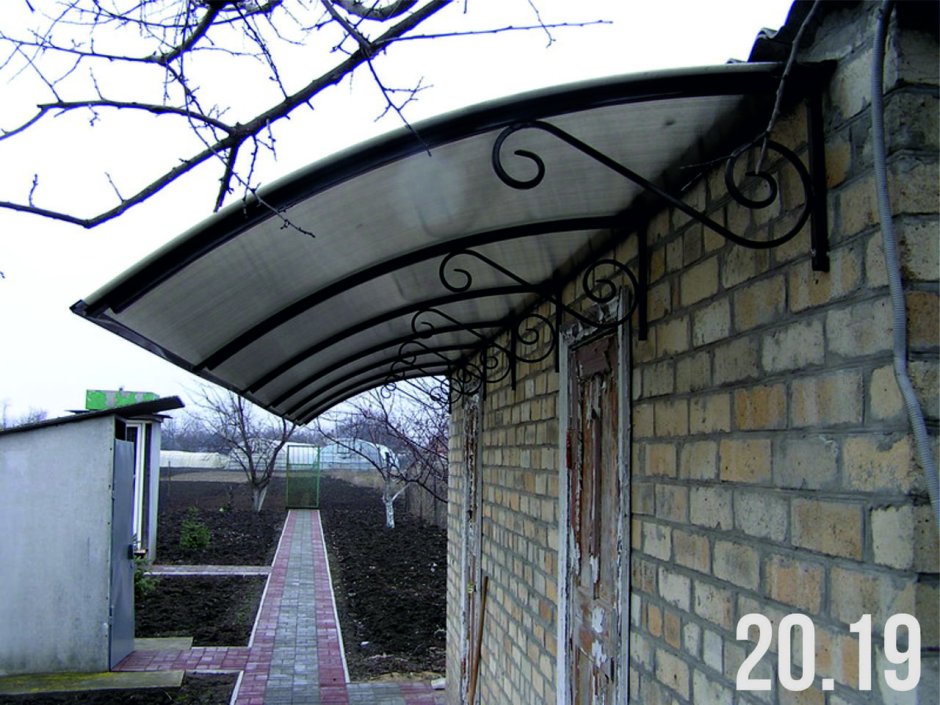 Козырек над входной площадкой