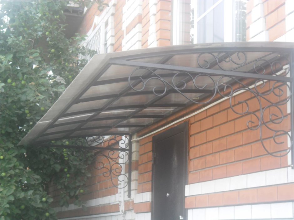 Навес над крыльцом из поликарбоната односкатный