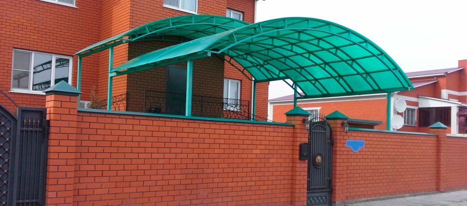 Ступенчатый навес из поликарбоната