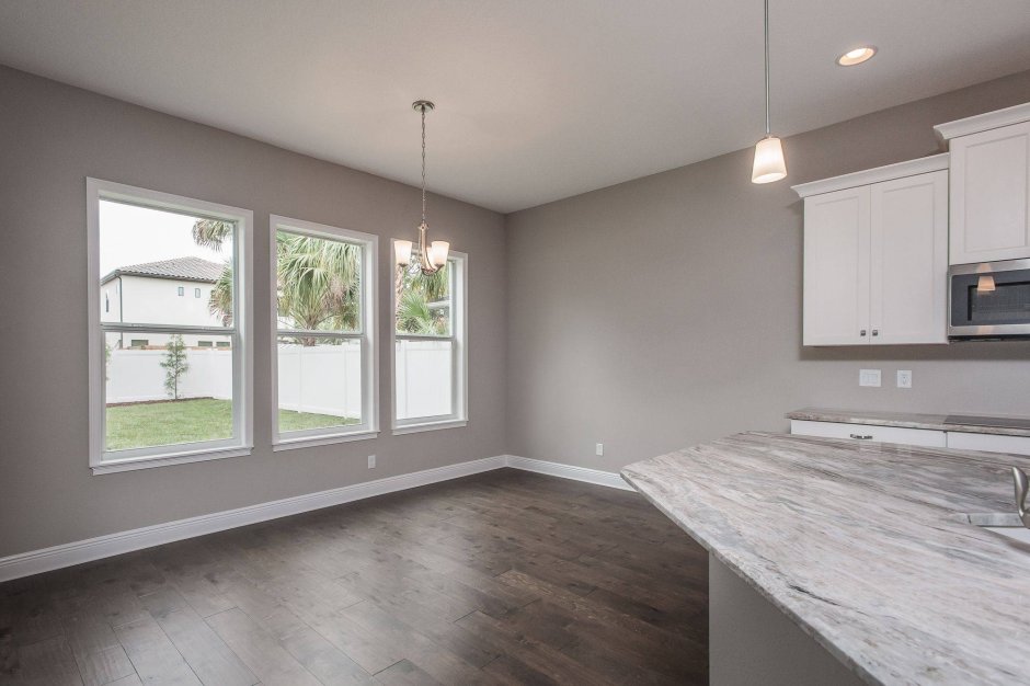 Крашеные стены и белый ламинат