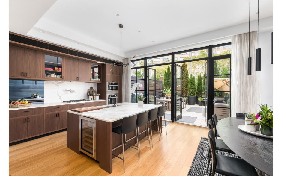 Кухня-гостиная с панорамными окнами в частном доме