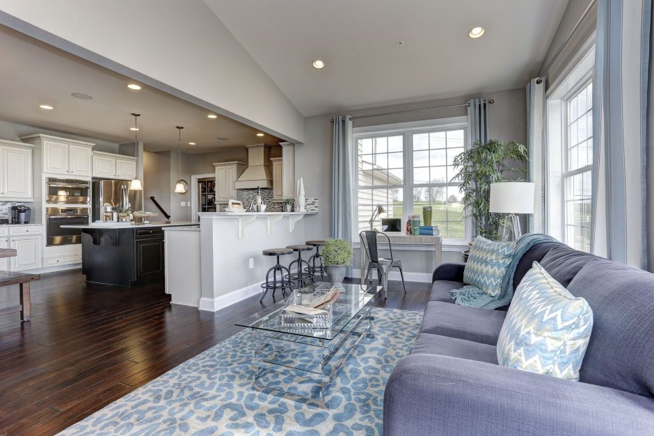 Кухня с витражными окнами