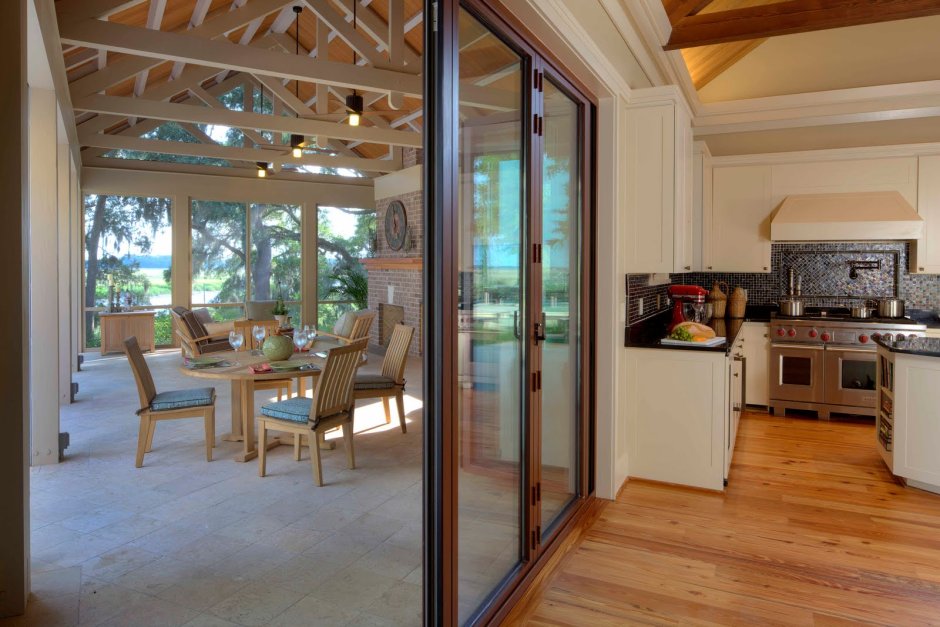 Кухня гостиная с выходом на террасу