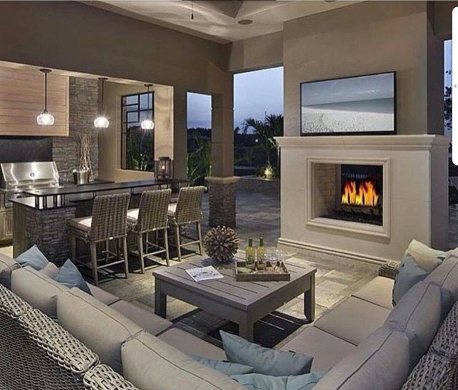 Кухня-гостиная в загородном доме с выходом на террасу