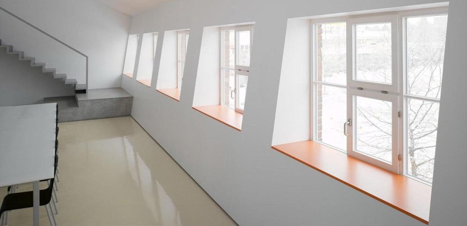 Широкий подоконник