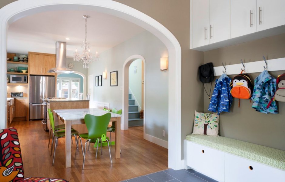 Арка из прихожей в кухню