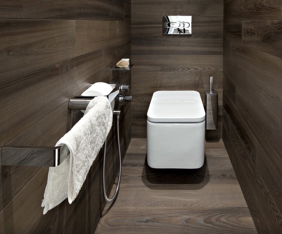 Санузел с плиткой под дерево