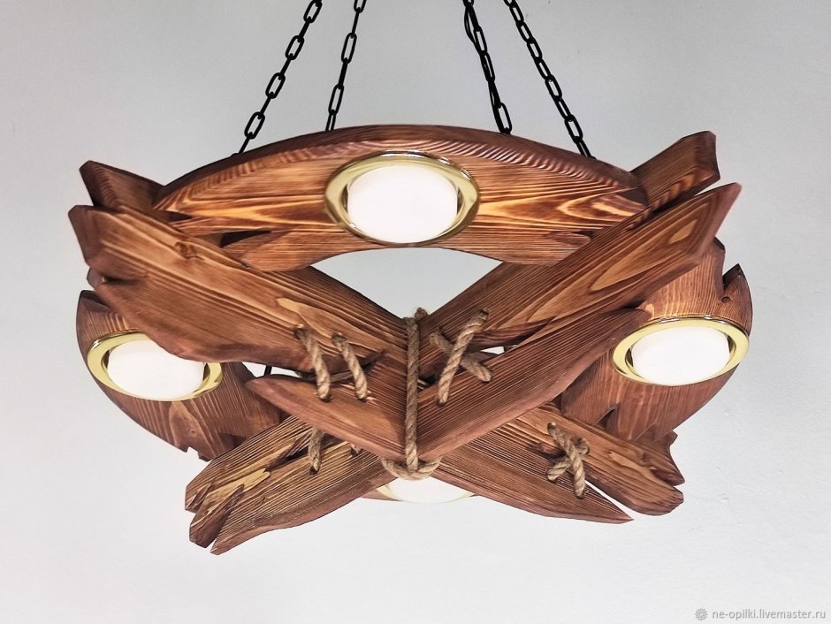 Люстра деревянная крашеная
