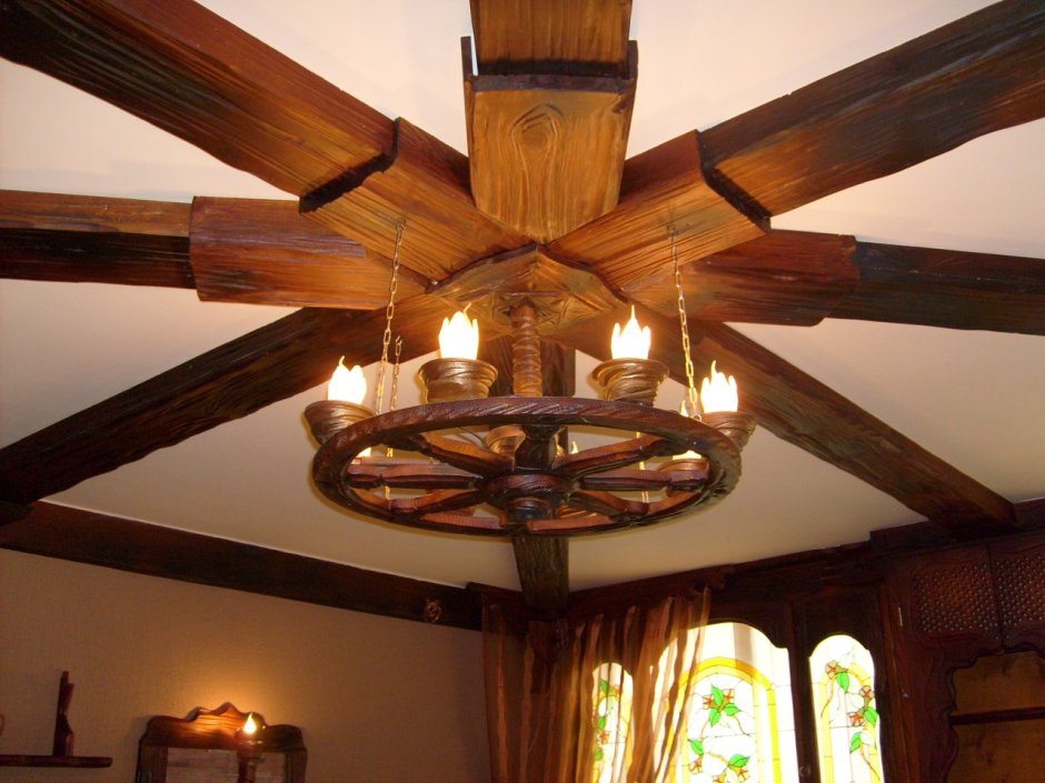 Люстра деревянная потолочная