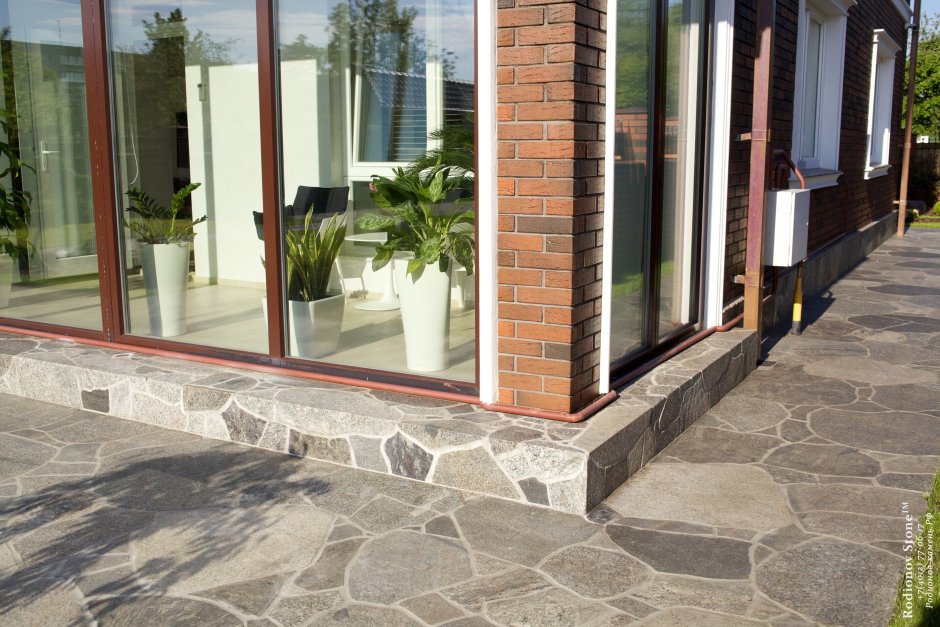 Отделка отмостки камнем