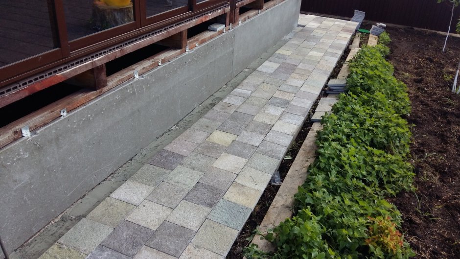 Декор бетонной отмостки плиткой