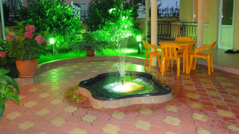 Фонтанчик во дворе частного