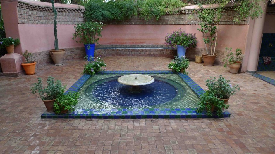 Маленький дворик с фонтанчиком