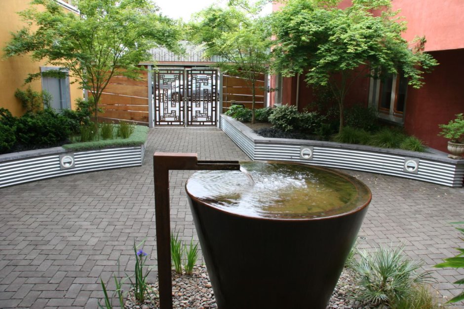 Фонтанчик во дворе под навесом угловой