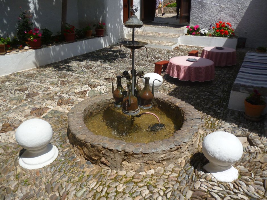 Фонтан во дворе