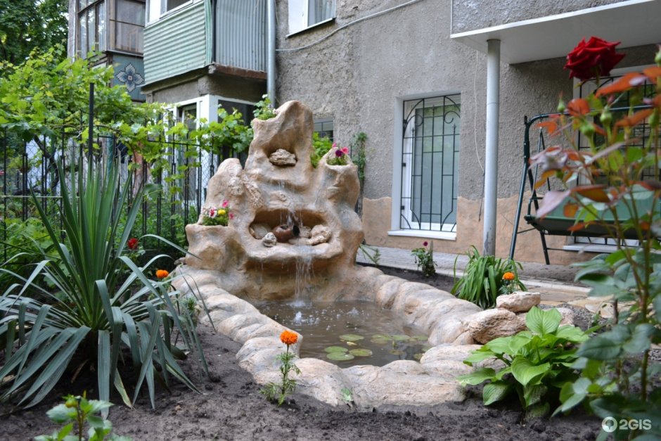 Красивые фонтаны во дворе
