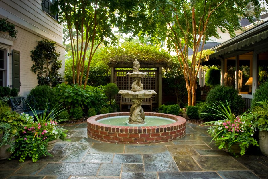 Внутренний дворик с фонтаном