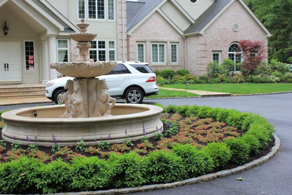 Фонтан перед домом